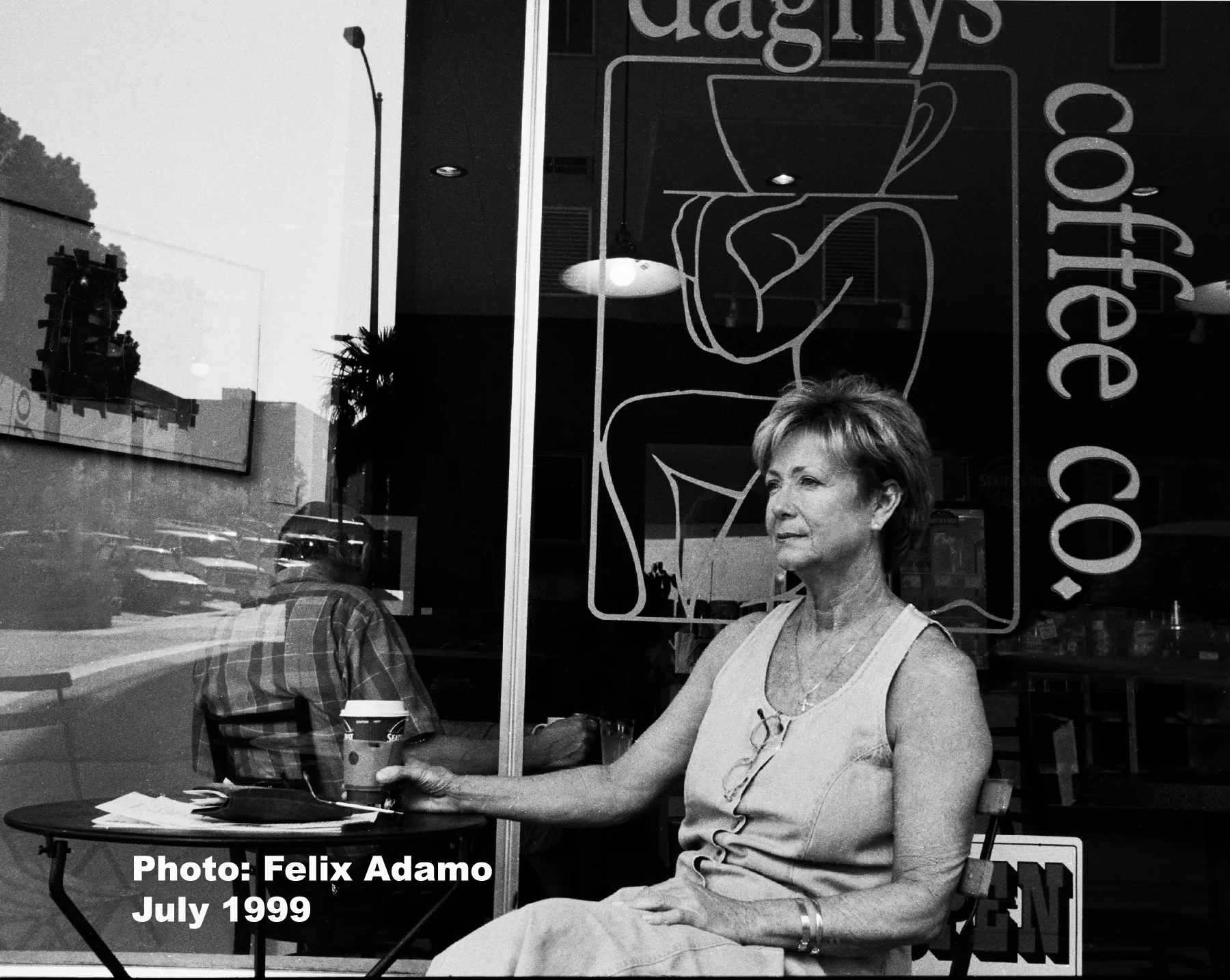 Early Dagny's Coffee Company storefront and patio, photographed in 1999
