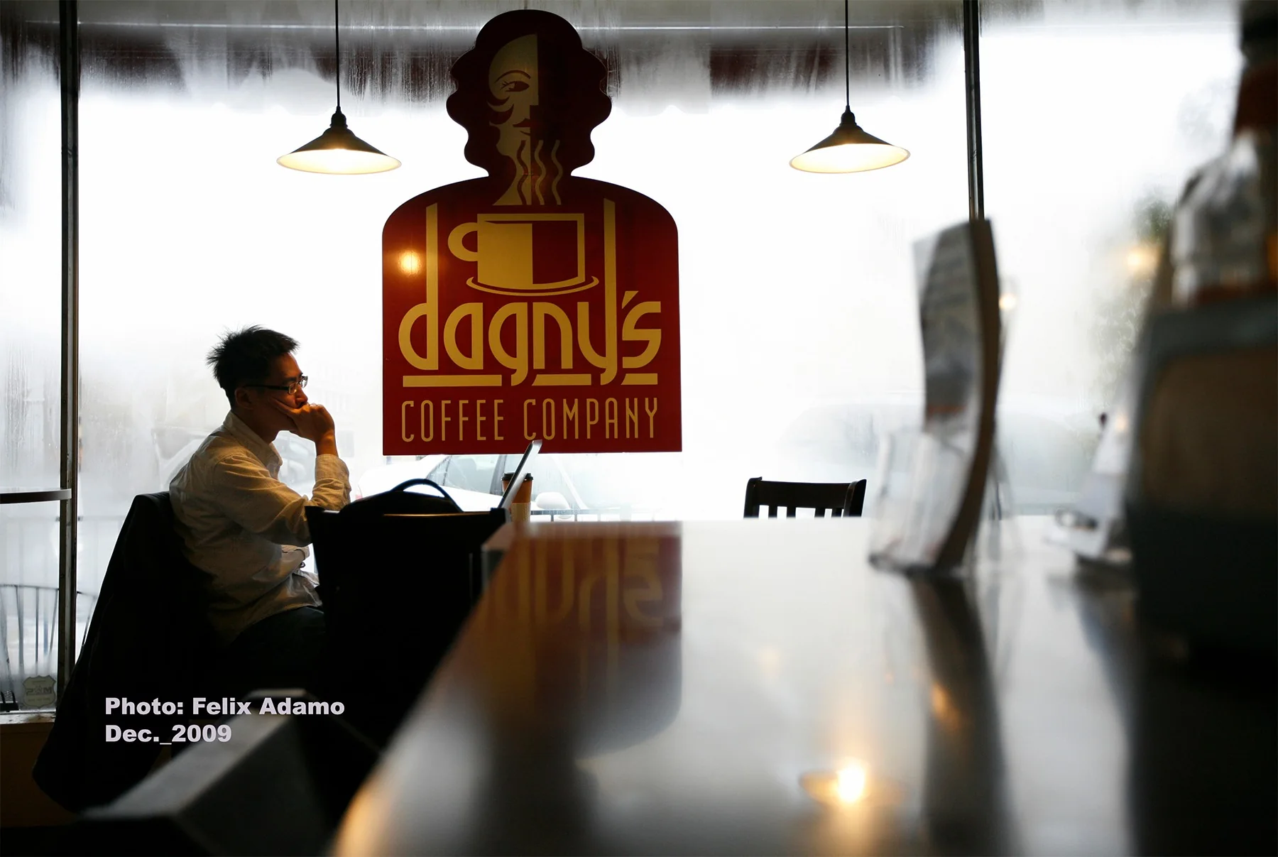 A customer working at a laptop by the Dagny's window in 2009